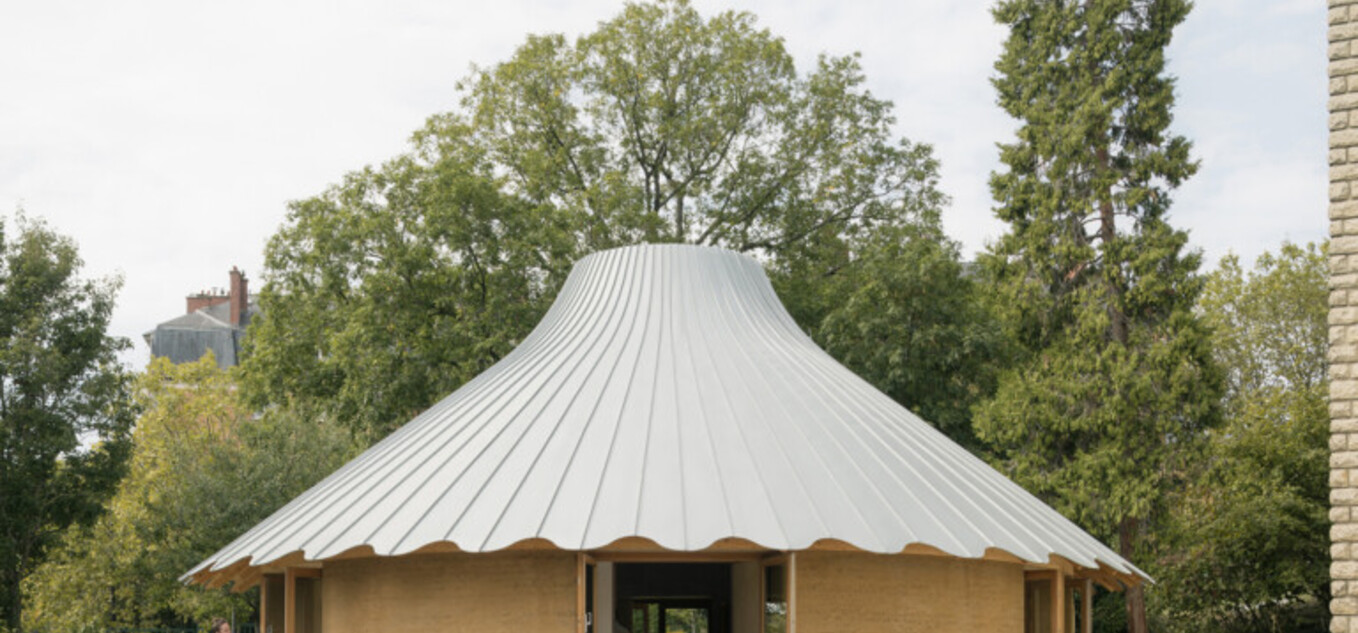 pavillon Le Vau dans un cour d'école en pisée et terre crue