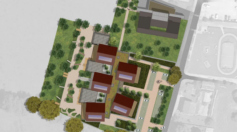 Plan architectural vu du dessus d'un complexe scolaire moderne et écologique, composé de plusieurs bâtiments aux toits rouges équipés de panneaux solaires. L'école est entourée d'espaces verts, d'aires de jeux et de zones piétonnes aménagées. Un parking est situé à l'avant avec des allées arborées menant aux entrées principales. La conception met en avant une intégration harmonieuse avec la nature et une approche durable grâce aux toitures végétalisées et aux énergies renouvelables.