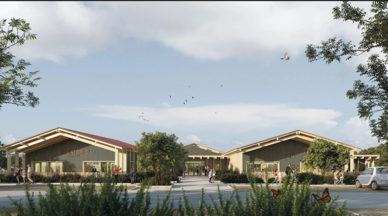 Vue extérieure d’un groupe scolaire moderne et écologique, composé d’une école maternelle et d’une école élémentaire à structure en bois. L’architecture est chaleureuse avec des toits inclinés et une façade végétalisée. Des élèves et parents marchent vers l’entrée, entourés d’espaces verts, tandis que des voitures sont stationnées à proximité. Le ciel bleu avec quelques nuages et des oiseaux en vol ajoute une atmosphère paisible à la scène.