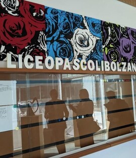 Façade du lycée de Bolzano en Italie avec des fresques