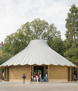 pavillon Le Vau dans un cour d'école en pisée et terre crue