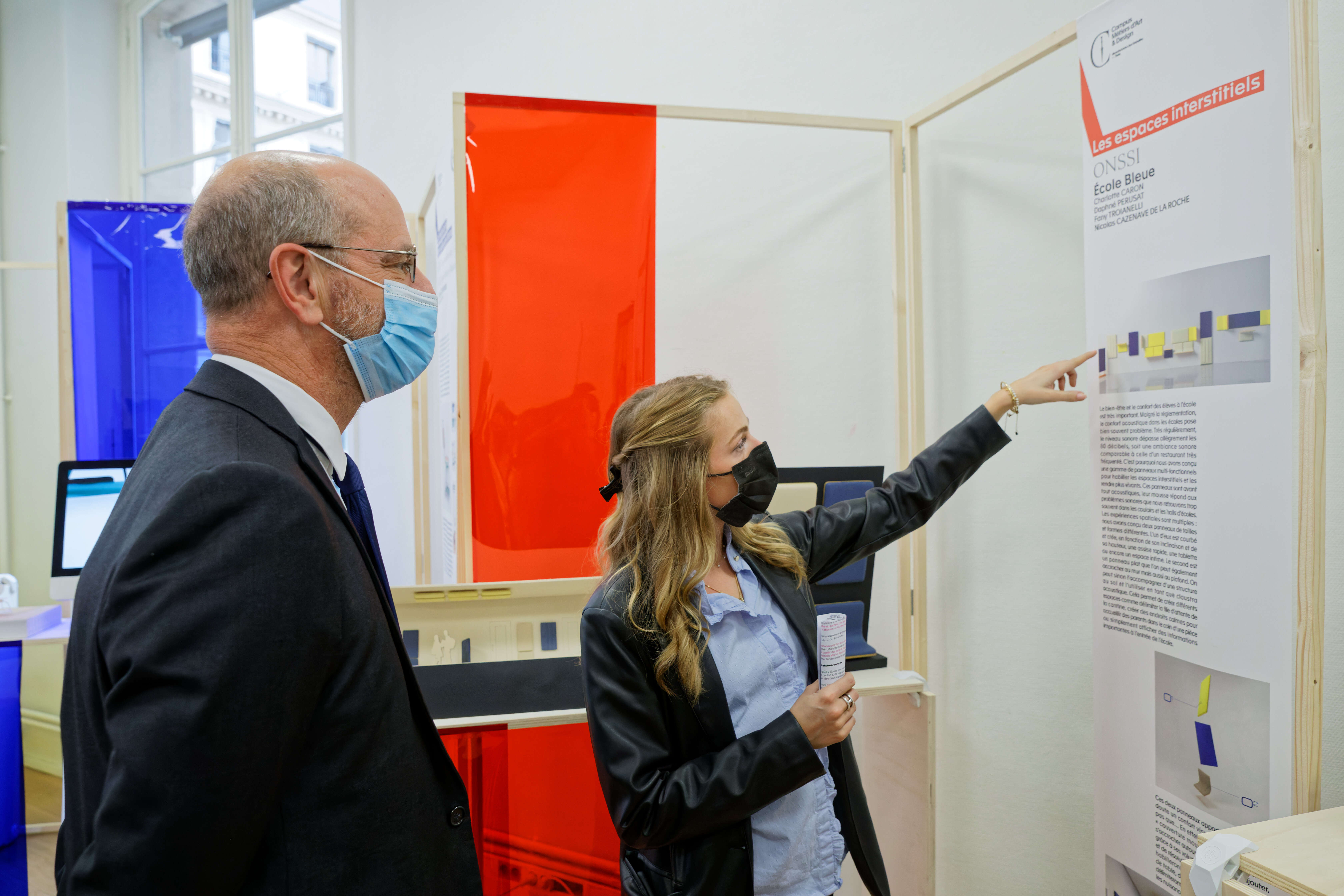 Etudiante présente ses travaux à jean-Michel Blanquer