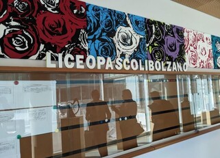 Façade du lycée de Bolzano  en Italie avec des fresques