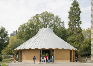 pavillon Le Vau dans un cour d'école en pisée et terre crue